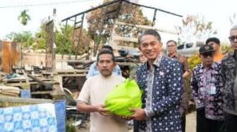 Wakil Bupati Muaro Jambi Berikan Bantuan Korban Kebakaran di Desa Tunas Baru